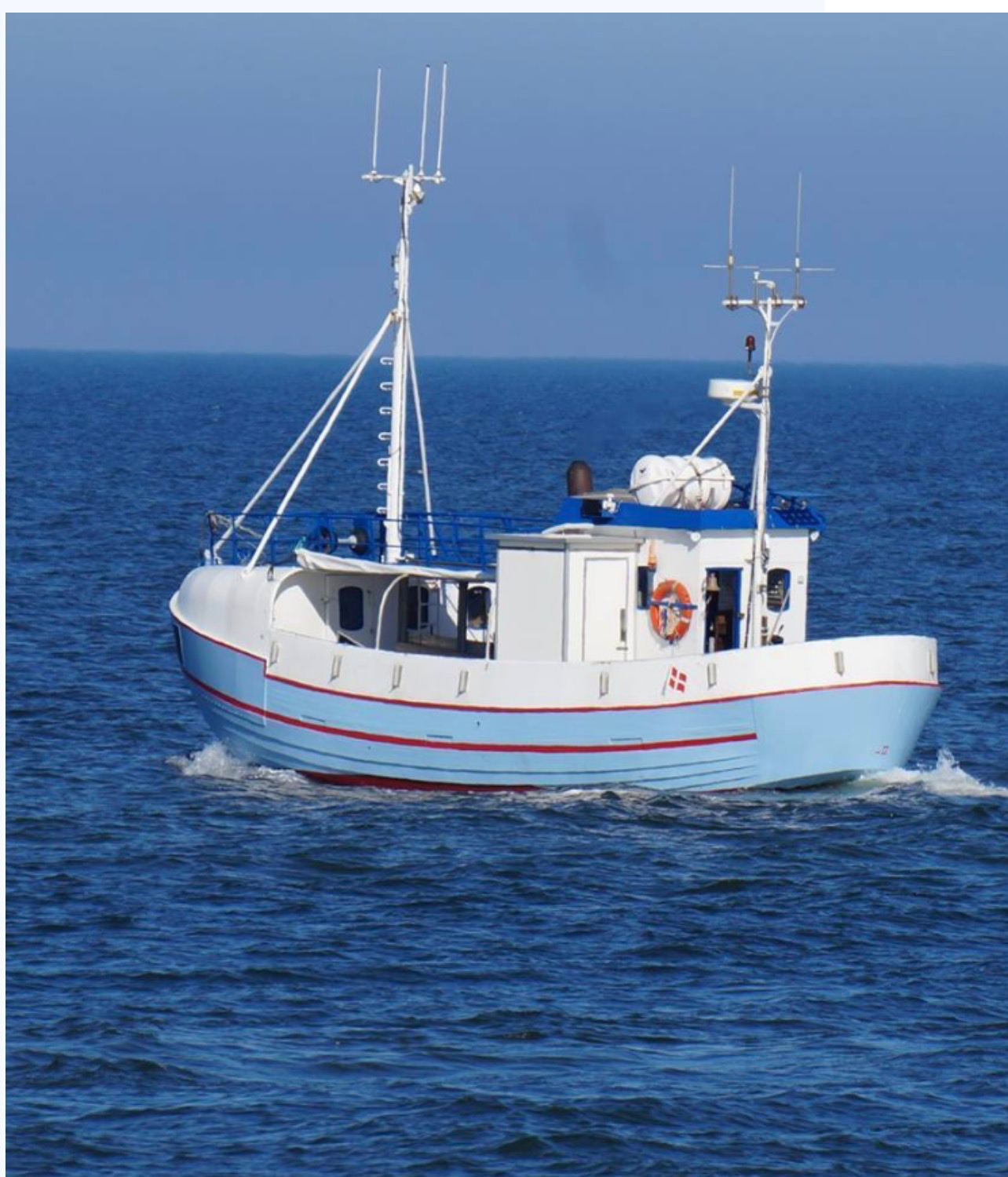 Dækket på MS Nordsøen med fiskestænger og opholdsrum